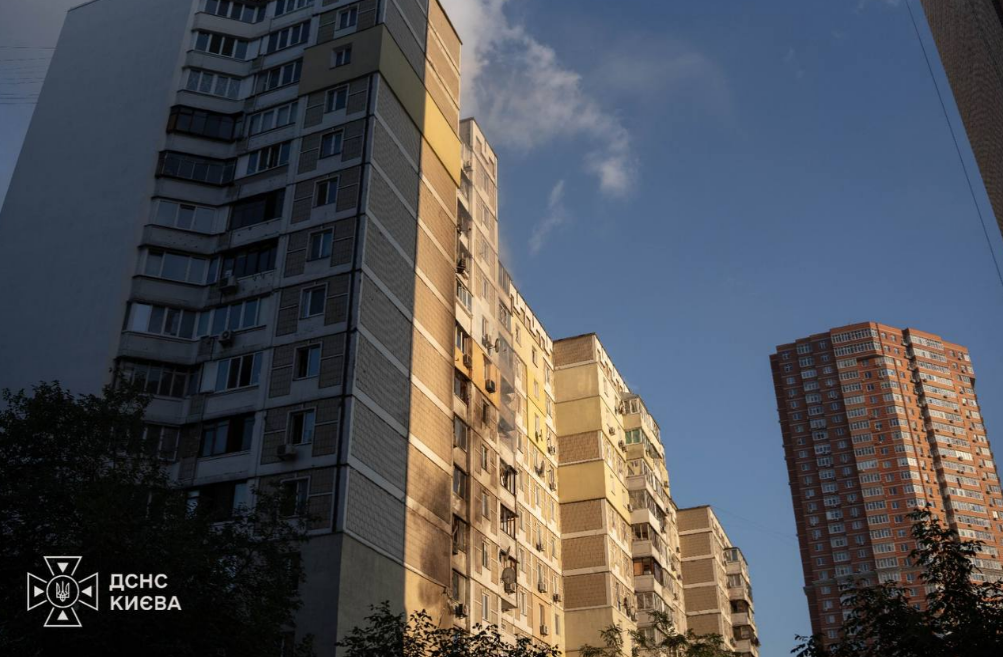 Рятувальники показали наслідки нових ударів Росії по Києву (фото та відео)
